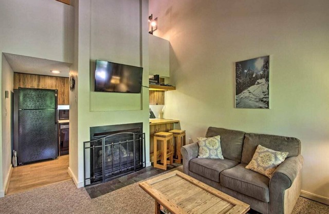 Gateway to the White Mountains! 1 bedroom + sleeping loft! 1.5 bathrooms!
