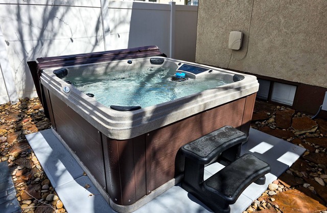 Gather here! Hot Tub, Huge Kitchen, Fireplace, & BBQ! Walk to Downtown Price!