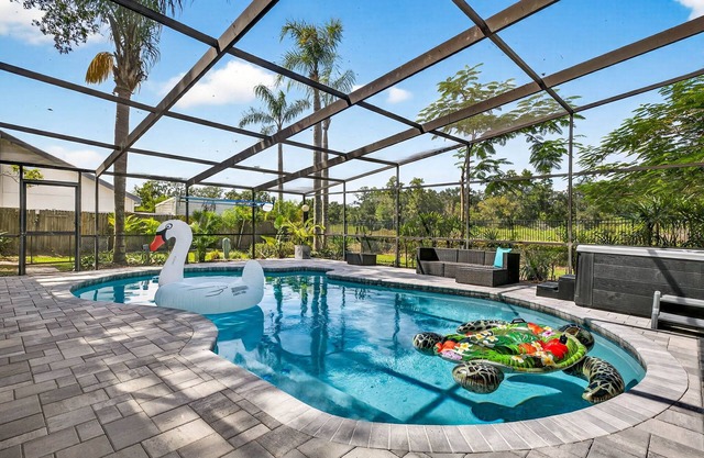 “Gather & Splash” – 3BR Pool Home w/Hot Tub