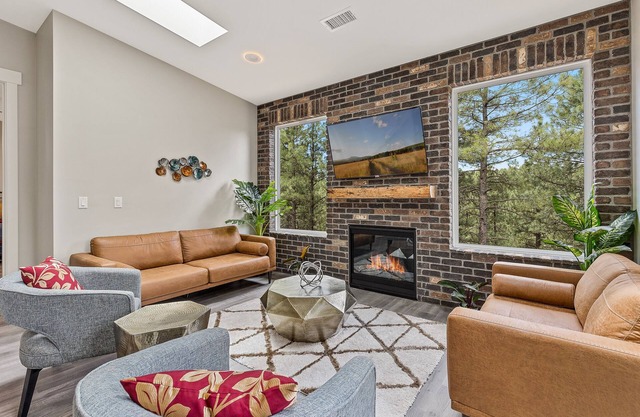 Gathering Tree's Upscale 2 bedroom with Fireplace and Hot Tub!