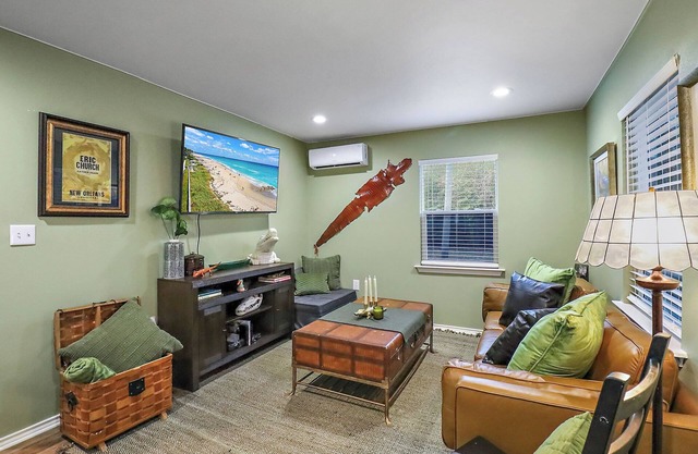 Gator Getaway - Charming 2-bedroom cottage with WiFi, AC in delightful Anahuac.