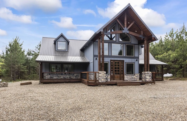 Geauxin' All Inn -Gameroom! Fireplace,Hot Tub,Firewood,Pet Friendly, Paved Rd