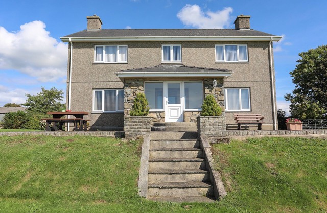 GELLI GRON, character holiday cottage, with a garden in Y Ffor