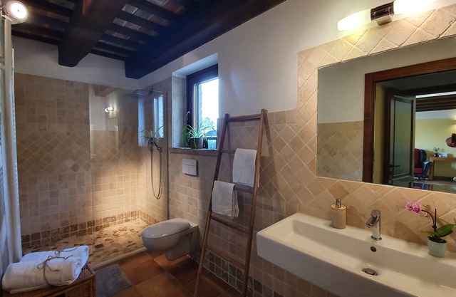 Gemütliches kleines Haus in einem Borgo mit Gemeinschafts-Pool und Sauna