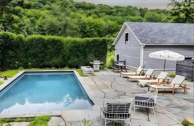 Gemini House - 1892 Farmhouse w/ Pool in Hudson