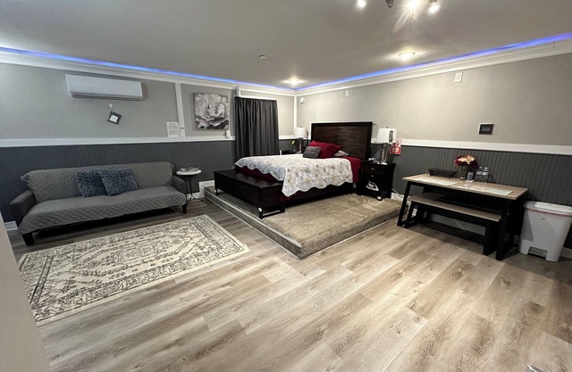 Private guesthouse w/wash & dryer! Fully equipped! Min from IAH.Hablo español.