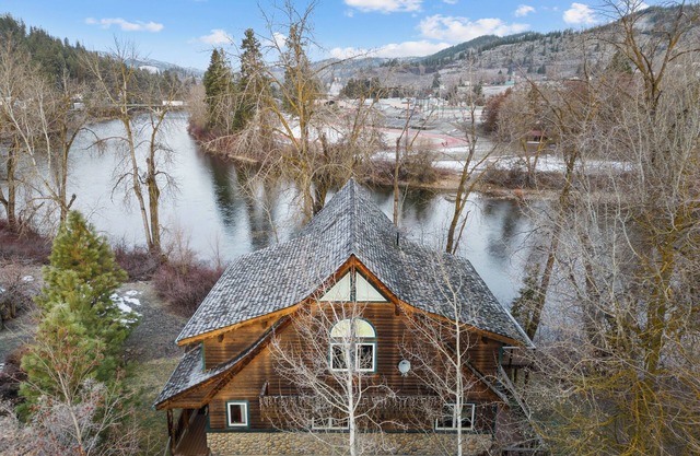 Generous accommodation on the Wenatchee River