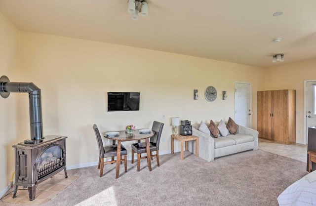 Geneva Studio, 3 Miles to Seneca Lake!