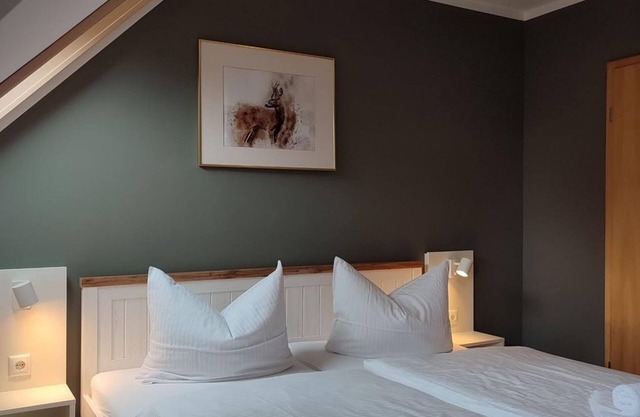 Dreibettzimmer, Bad, WC, Bergseite - Haus Kuhberg