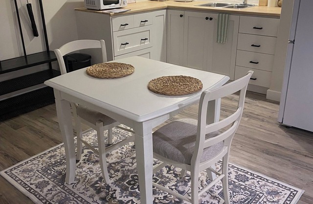 Gertie's Nook: Charming Private Studio Space close to everything!