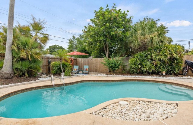 SunKissed in St Pete - 3 BR Home w/Heated Pool Near the Beach |Book 30 Nights or Longer