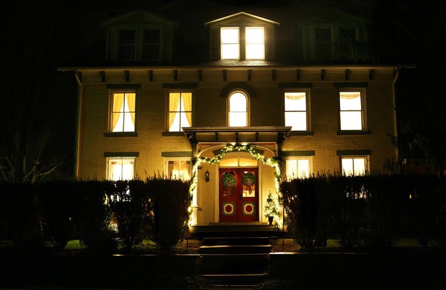 Get Cozy @ THE SHEELEY HOUSE circa 1830. 14+ gsts. 6bdr 4.5 Bath