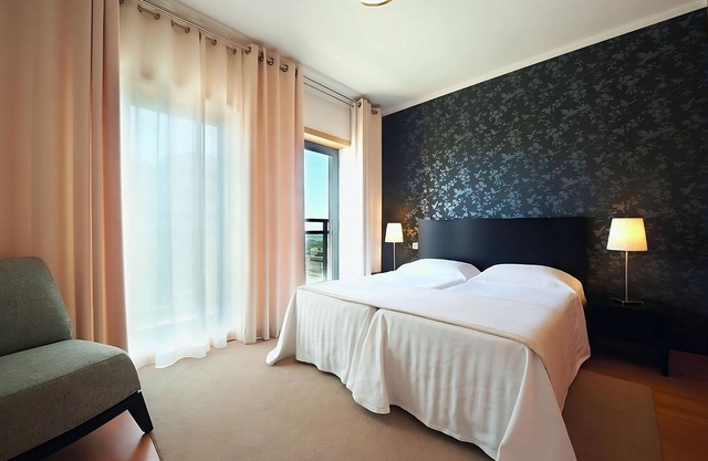 Get Ready for Blissful Getaway! Outdoor Pool, Pet-friendly and Free Parking!