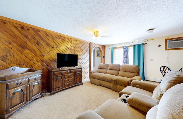 Getaway apartment home with full kitchen, washer/dryer, streaming services. & TV