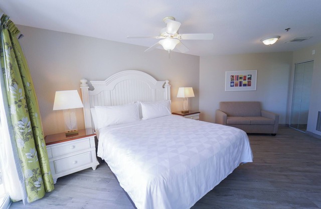 Getaway in Paradise! 4 Spacious Suites, Island View, Beachfront Property, Pool