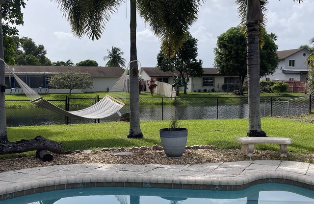 Getaway to Florida, heated pool entire home