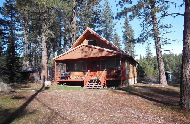 Getaway to the Mountains in the Cozy Rustic Cabin