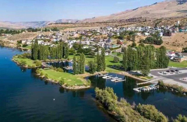 Summer Bungalow w/ shared pool, tennis/b-ball/pickleball courts, & boat launch!