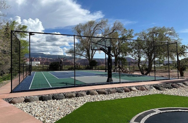 Getaway w/ sport court! Near Capitol Reef- Sleeps 21 in beds/26 total