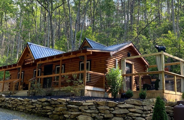 Gettin Cozy - Peaceful Mountain Escape for Couples - Hot Tub, Pet Friendly