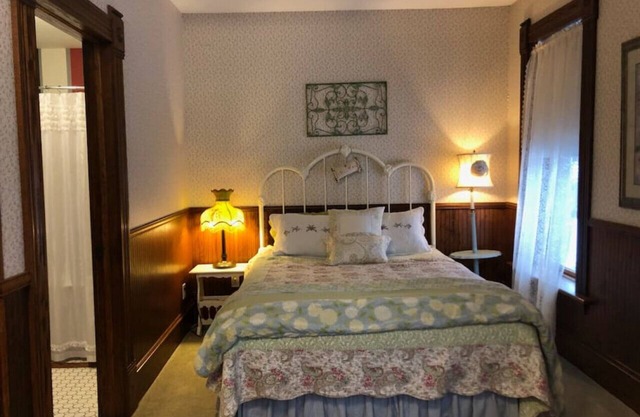 GH1 · #1 Grant House-Moniqe's Suite: Tearose Eveningsong