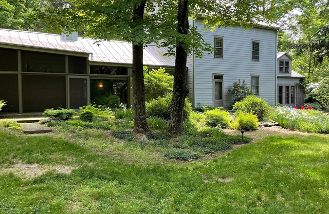 Forest Glen: 1814 Modern Farmhouse w/ Pool in New Paltz
