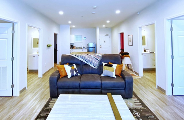 Giddy Up in East Suites! 4 bd/ 2 ba! Walk everywhere in East Nash!