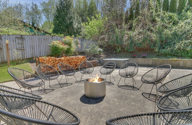 Gig Harbor Haven- Brand New Hot Tub, Seclusion & Scenic Views of Nature!