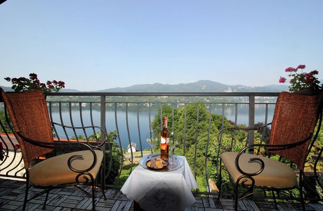Giglio with lake view and hot tub, vista lago per un moderno appartamento con vasca idromassaggio