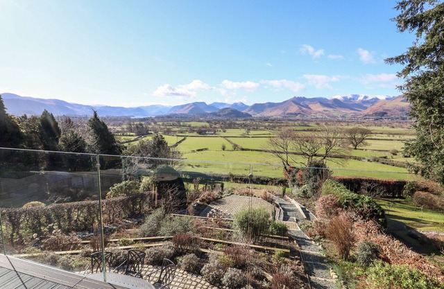 GILLSIDE, romantic, luxury holiday cottage, with open fire in Keswick