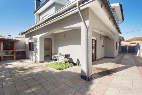 Gilove House