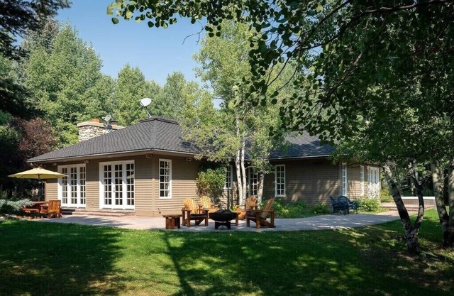 Gimlet Family Home | Close to Lift with Hot Tub!