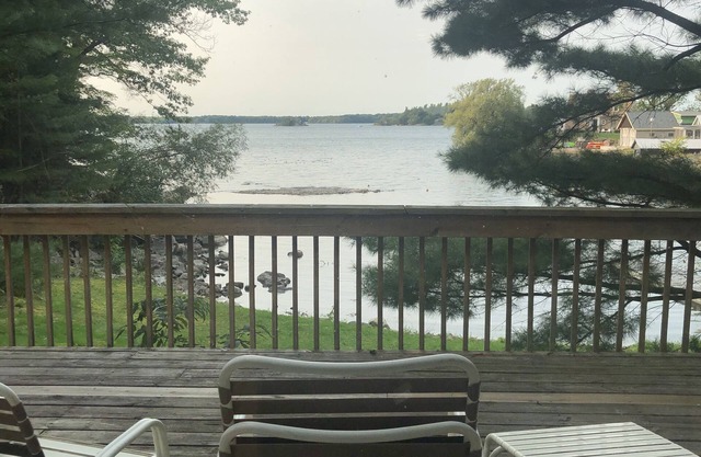 “GimmeShelter” Cozy 4 bedroom cottage in the heart of the Thousand Islands