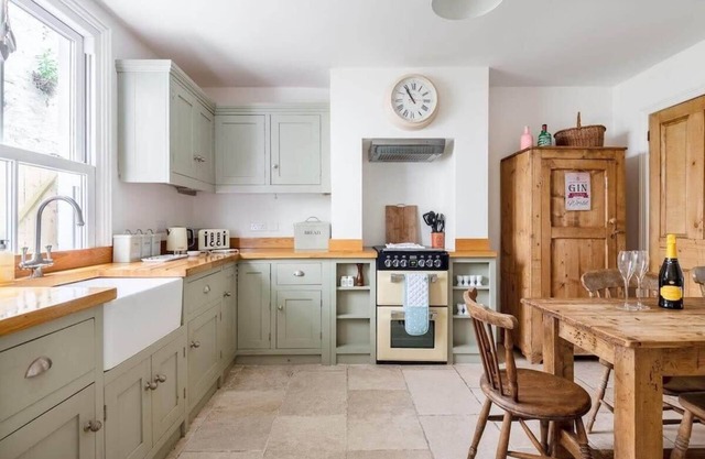 Dieses Häuschen ist 3 Schlafzimmer, 1. 5 Badezimmer, gelegen in Mevagissey, England.