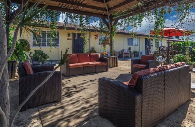 Giraffenhaus - Chula Vista, CA.