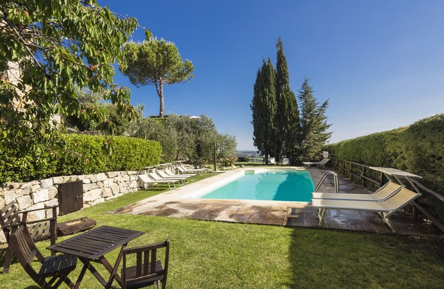 Sunflower Apartment mit Blick auf San Gimignano, Schwimmbad und Gemeinschaftsgarten