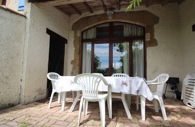Gîte Lavande: renovated farmhouse with swimming pool and panoramic view of the Pyrenees