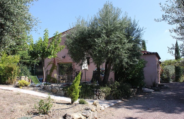 Cottage befindet sich in einem Kinderzimmer, sehr ruhig und mit großem privatem Pool bepflanzt.