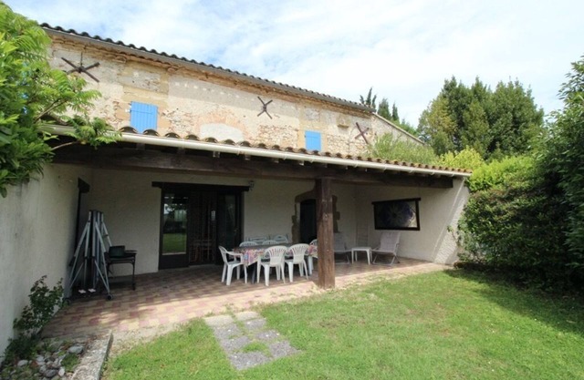 Gîte Tournesol: renovated farmhouse with swimming pool and panoramic view of the Pyrenees mountains
