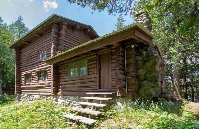 Glacial Esker Bunkhouse - Spacious Lakeside Rustic Lodge