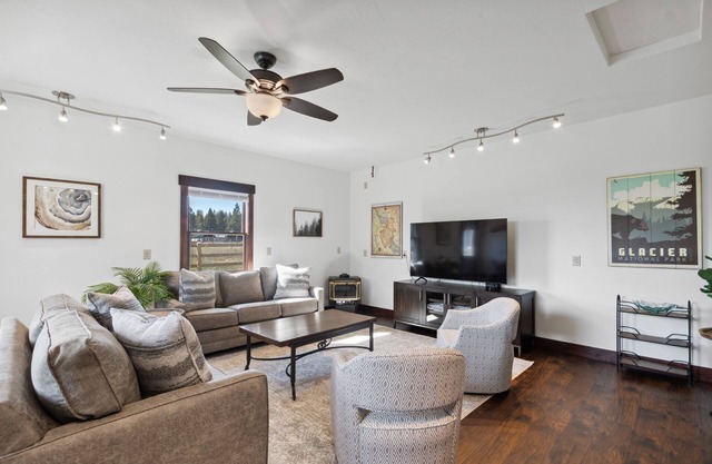 Glacier Gateway Home-Sleeps 10-20 min. to Glacier