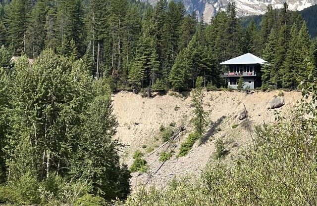 Casa diseñada para parecerse a una Montana Fire Lookout Tower