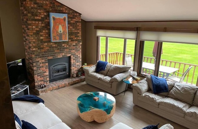 Glacier retreat! 3BR/2BA 4 E-bikes ping-pong golf