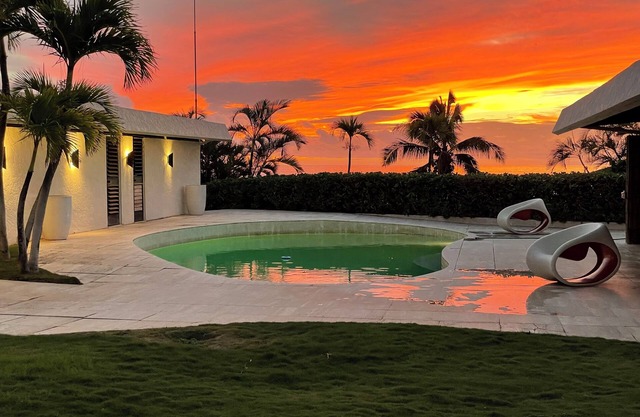 Glam Mid Century Modern 4-bedroom oceanfront estate in wonderful Honolulu