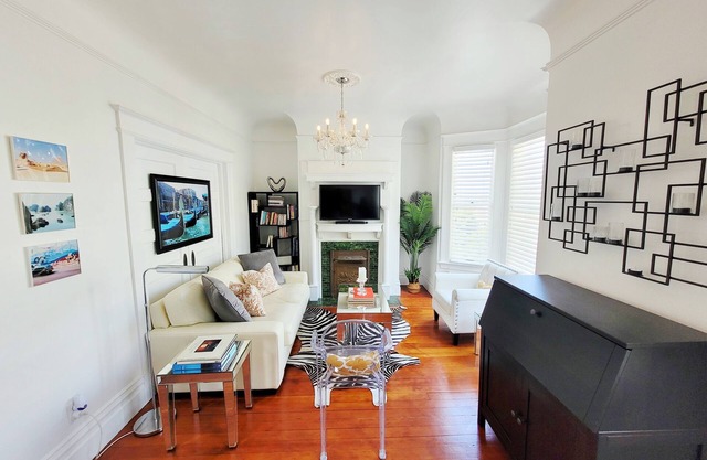 Glam Nob Hill - Centrally Located Cozy Haven