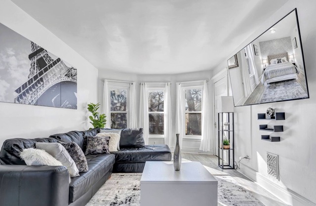 Glamorous 2 Bedroom near Cazenovia Park