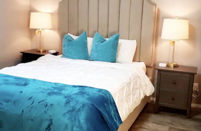 Glamorous Apartment in Montgomery/Aurora.Sleeps 12! 75"TV/FreeParking/FastWiFi