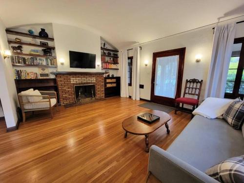 Glamorous Getaway: Exclusive 1BR LA Hotspots