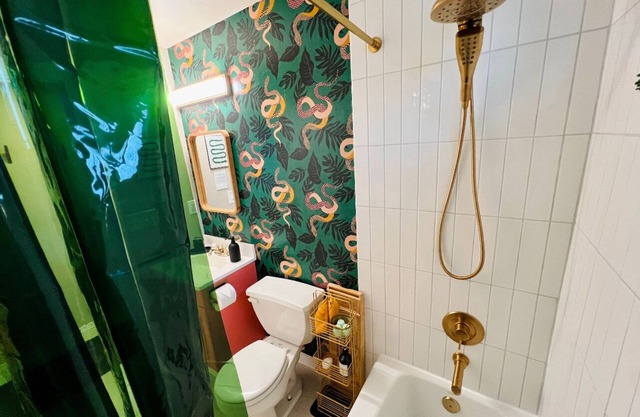 Glamorous PRIVATE SUITE 1BR/BA near Downtown - Self Check