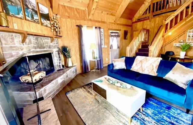 GLAMOROUS Stylish cabin💫 over 2 acres, beautiful views, sleeps 8, washer & dryer